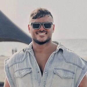 دانلود آهنگ آرمین زارعی ﺗﻮﻋﻪ ﺧﻮﺷﺘﻴﭗ ﺑﺎ ﻣﻮﻫﺎی ﻟﺨﺖ ﺑﺎز زﻳﺮ ﭼﺸﻤﻰ ﻧﮕﺎم ﻣﻴﻜﻨﻰ